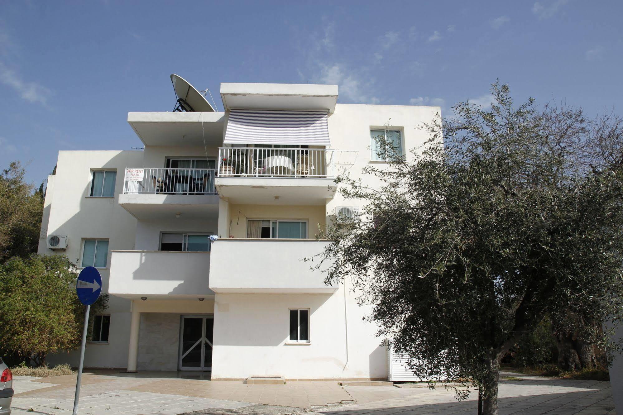 Faneromeni Court Apartment Paphos Ngoại thất bức ảnh